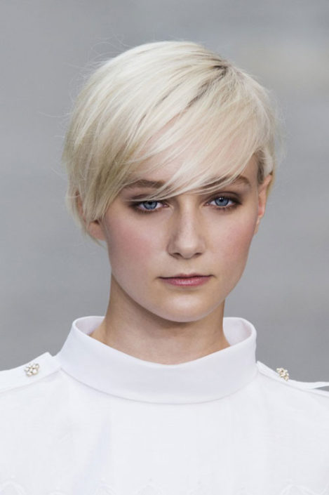 Pixie-cut-colore-biondo-ghiaccio-2016-autunno-inverno